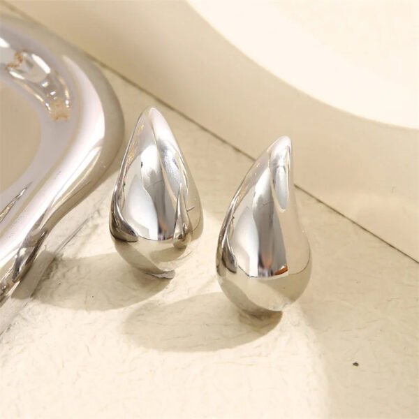 Trendy Chunky Gold Waterdrop Earrings – Glossy Statement Jewelry – Image 2