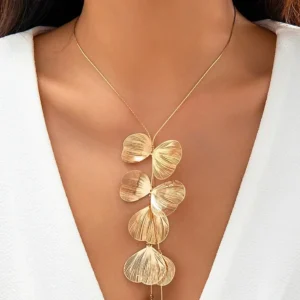 Elegant Gold Leaf Necklace – Stylish & Refined Jewelry