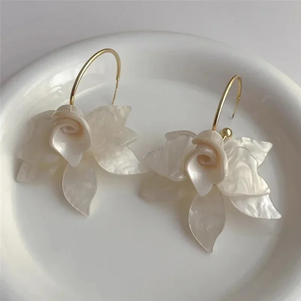 Trendy Resin Flower Hoop Earrings – Elegant Gardenia Statement Jewelry – Image 3