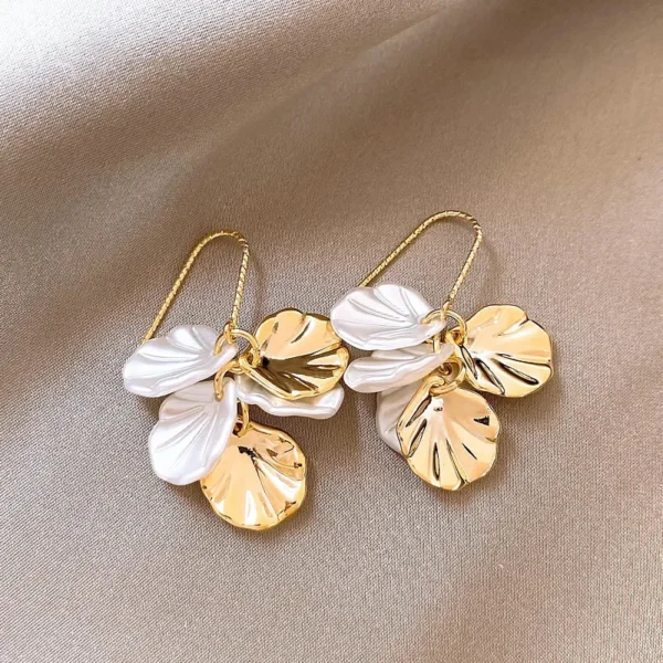 Trendy Resin Flower Hoop Earrings – Elegant Gardenia Statement Jewelry – Image 4