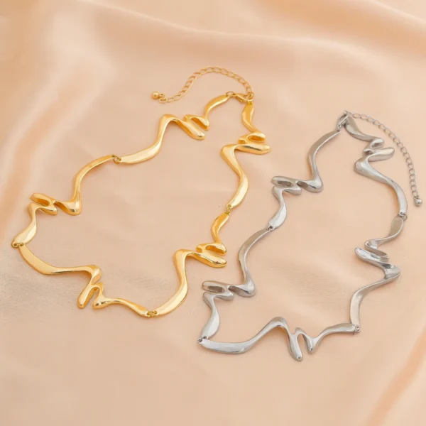 Wavy Silver Necklace – Sculptural Elegance – Image 3