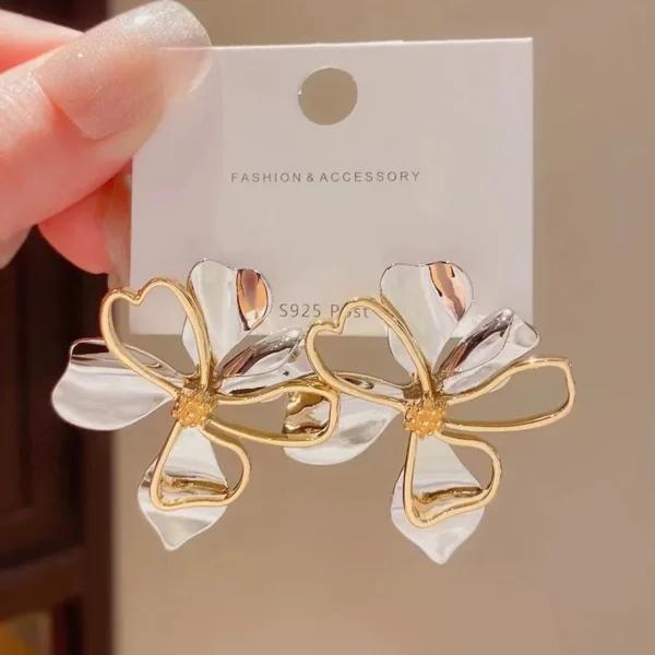 Trendy Resin Flower Hoop Earrings – Elegant Gardenia Statement Jewelry – Image 5