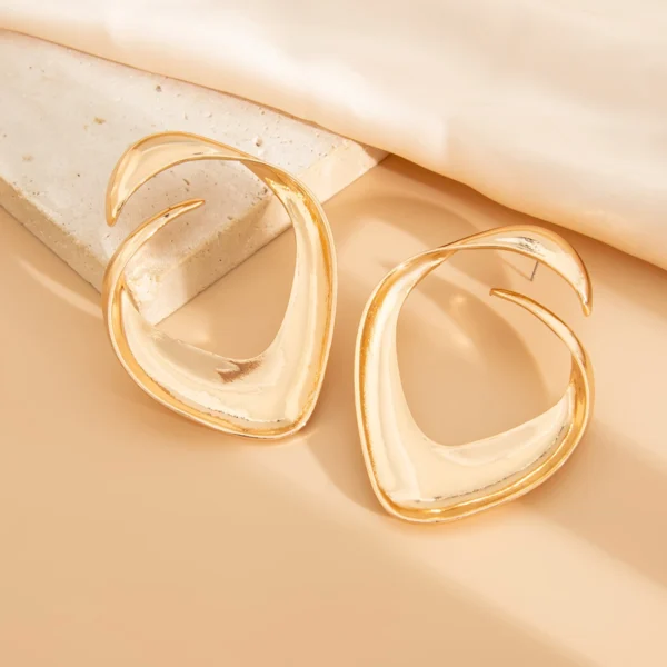 Oversized Gold Earrings – Sculptural & Trendy Design – Image 3