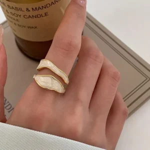 Wavy Elegance Ring Pearl