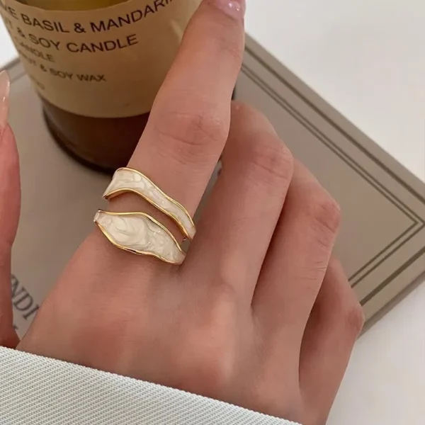Wavy Elegance Ring Pearl