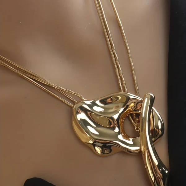 Bold Irregular Gold Necklace – Trendy & Elegant Statement Piece – Image 2