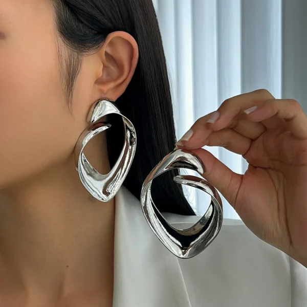 Oversized Gold Earrings – Sculptural & Trendy Design – Image 2