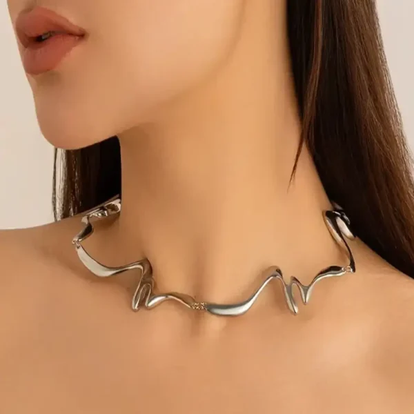 Wavy Silver Necklace – Sculptural Elegance – Image 2
